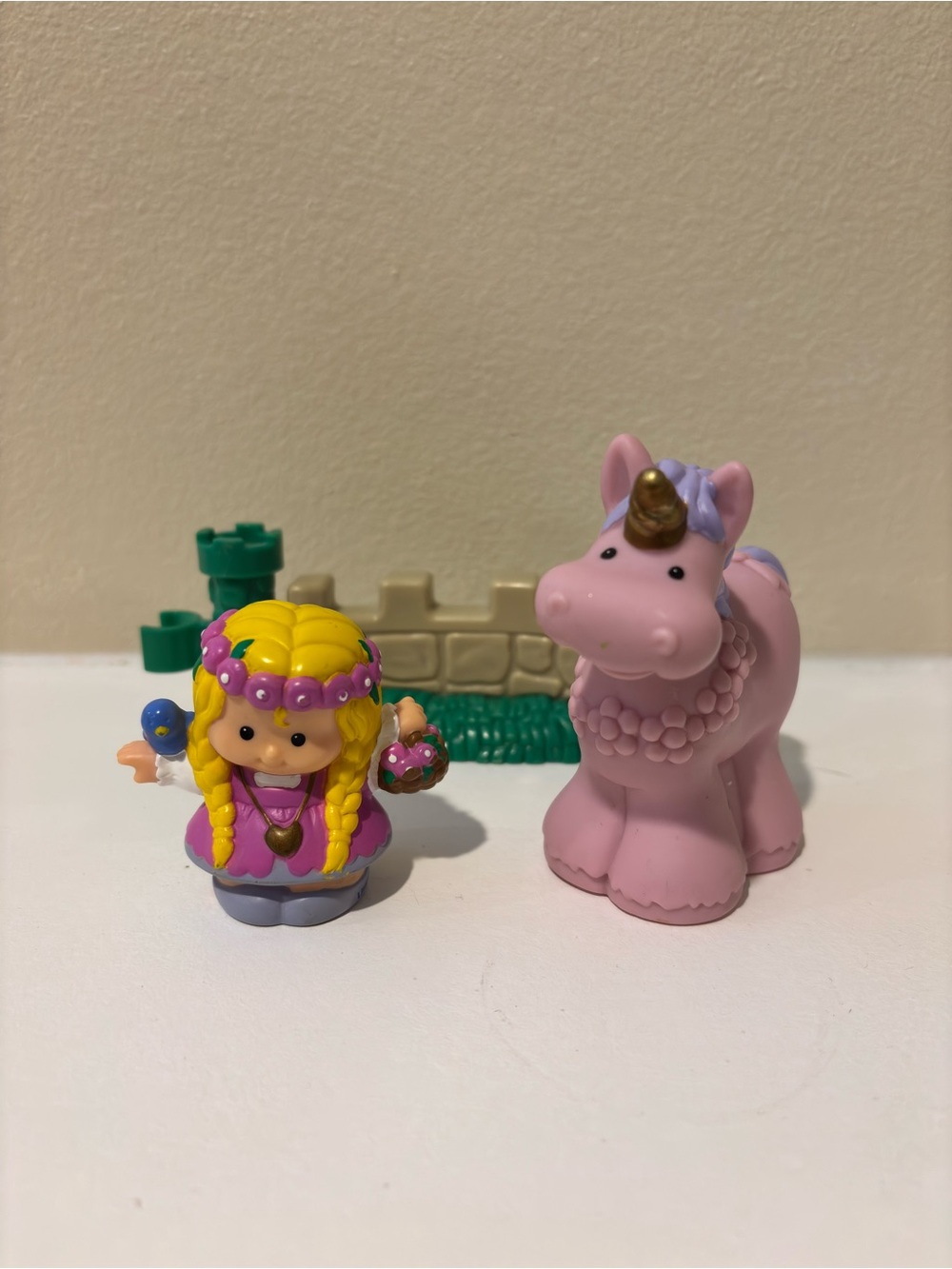Fisher-Price Maid Marion and Pink Unicorn Little People Playset - Kids Toys